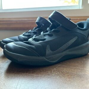 Nike Omni Multi-Court Shoes – Boys Size 2.5
